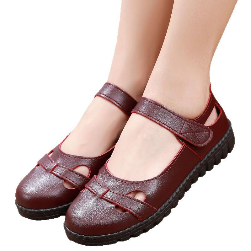 Women's sandals for mothers, 2022 new summer fashion, outdoor wear, flat soft leather anti-slip, sizes 40-50, suitable for middle-aged and elderly women (60s)