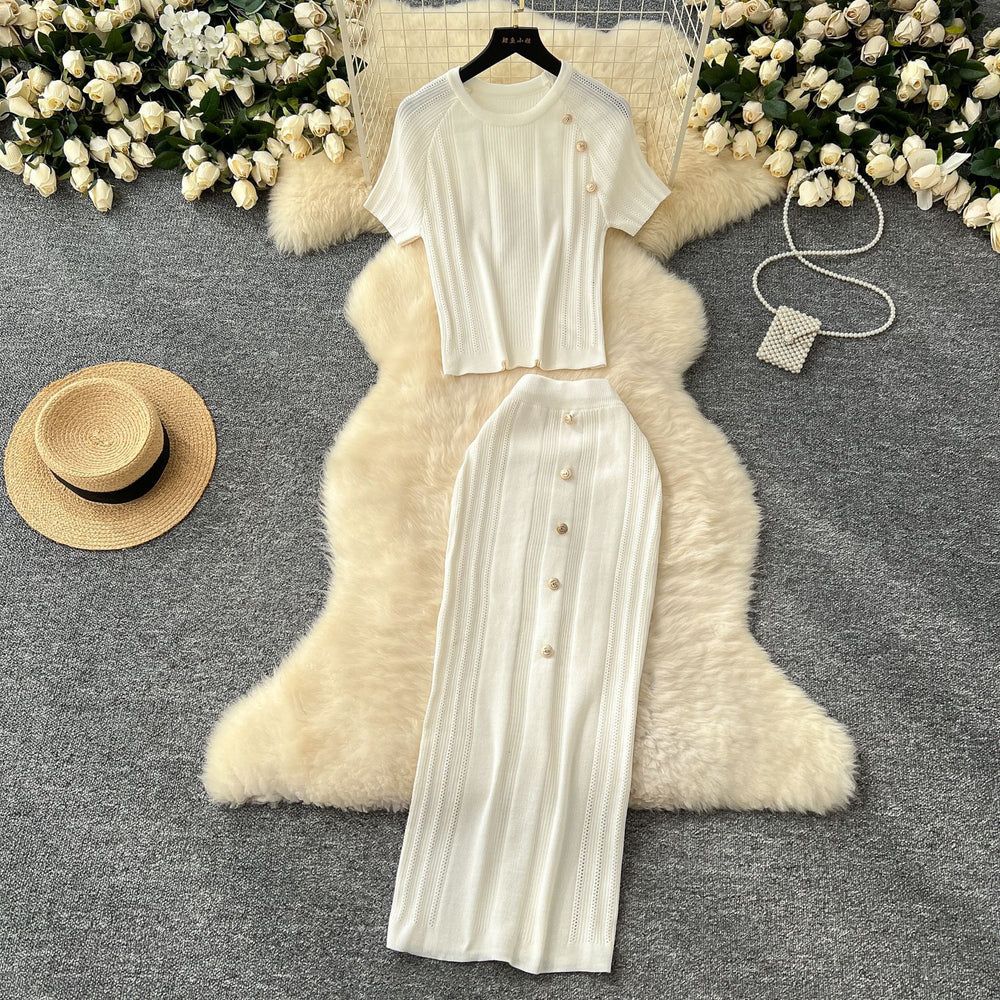 Classy outfit for women, small fragrant style, metal buckle, round neck, short-sleeved knittingtops, tight-fitting hip-covering skirt, two-piece set