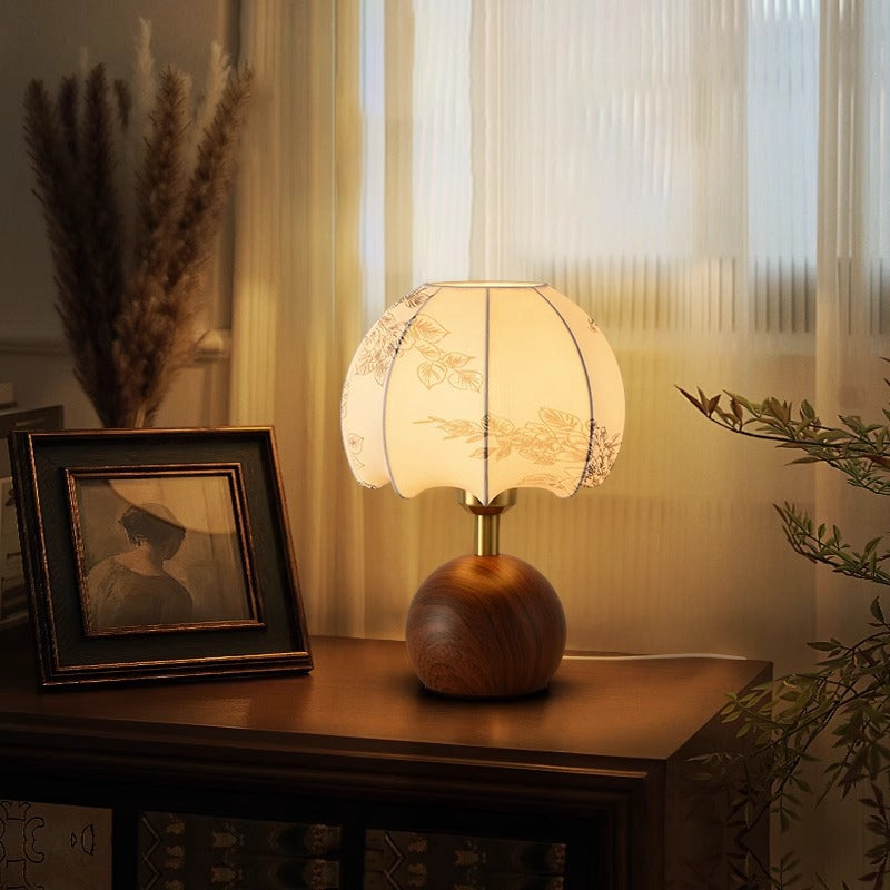 Table lamp 2025 new living room study decoration creative French retro atmosphere bedroom bedside night light 1