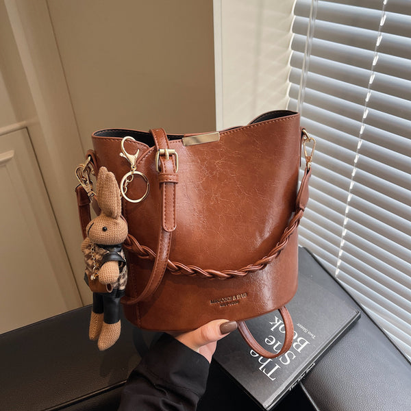 Premium sense niche bag women's autumn and winter 2025 new retro shoulder messenger bag fashionable women's explosive bucket bag