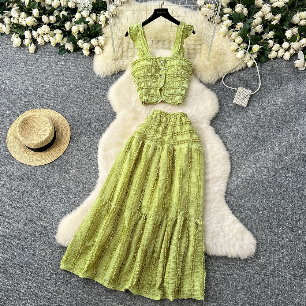 Age-reducing fresh spring and summer holiday style short small flying sleeve suspender tops + high waist pleated skirt two-piece set