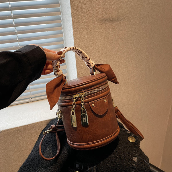 This year's popular super hot niche bag 2025 autumn and winter new women's bag Internet celebrity popular messenger bag portable bucket bag