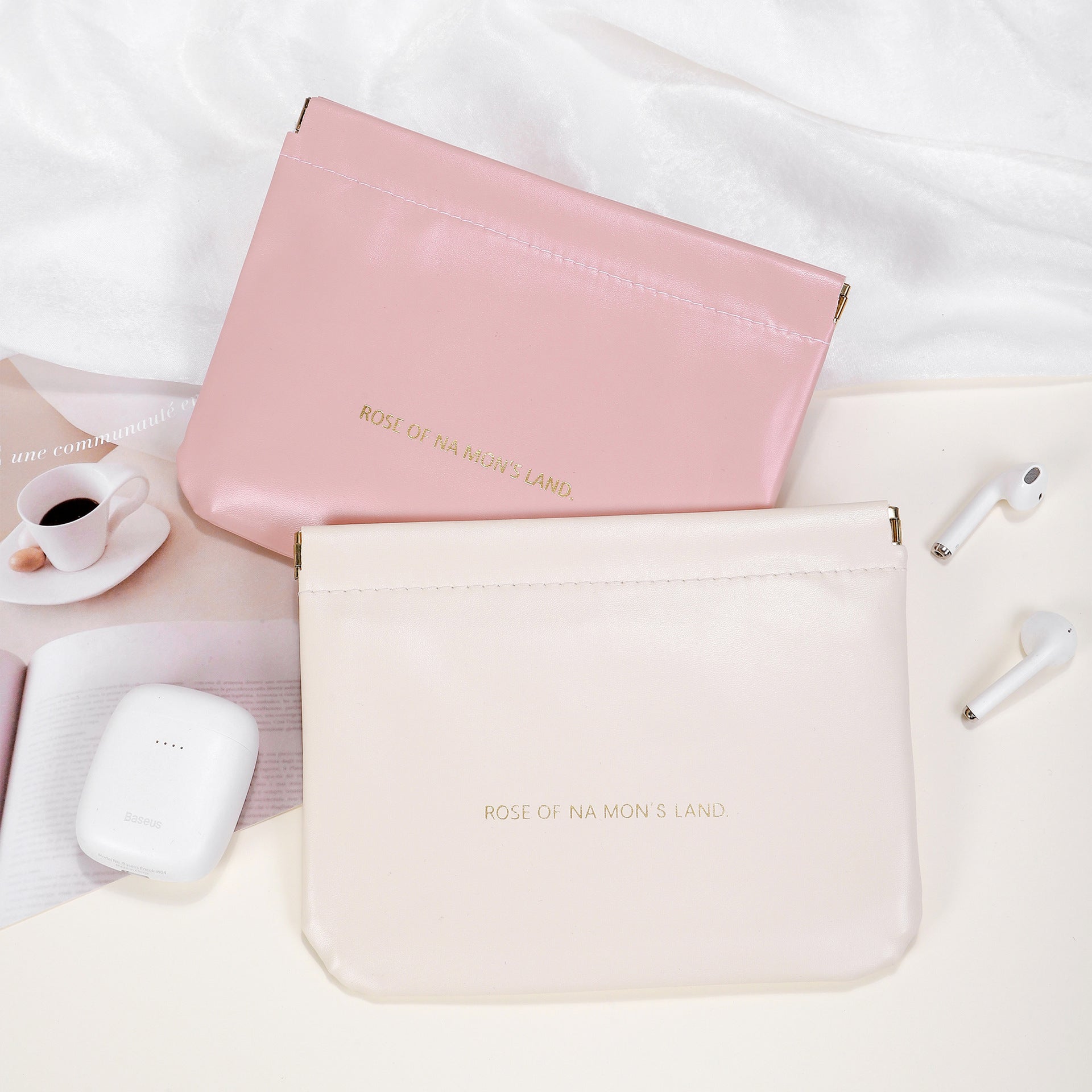 Shrapnel storage bag, data cable, change storage bag, automatic closure PU cosmetic bag, portable bag, mini bag inside.