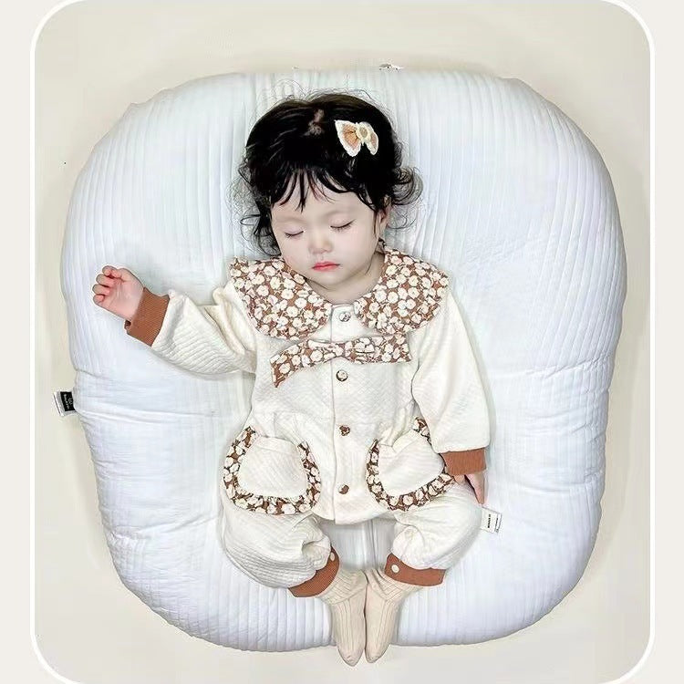 Infant and toddler autumn/winter warm onesies, cute spring/autumn rompers for baby boys and girls, perfect for outings, full-month celebrations, and 100-day milestones. trendy and comfortable crawling suits