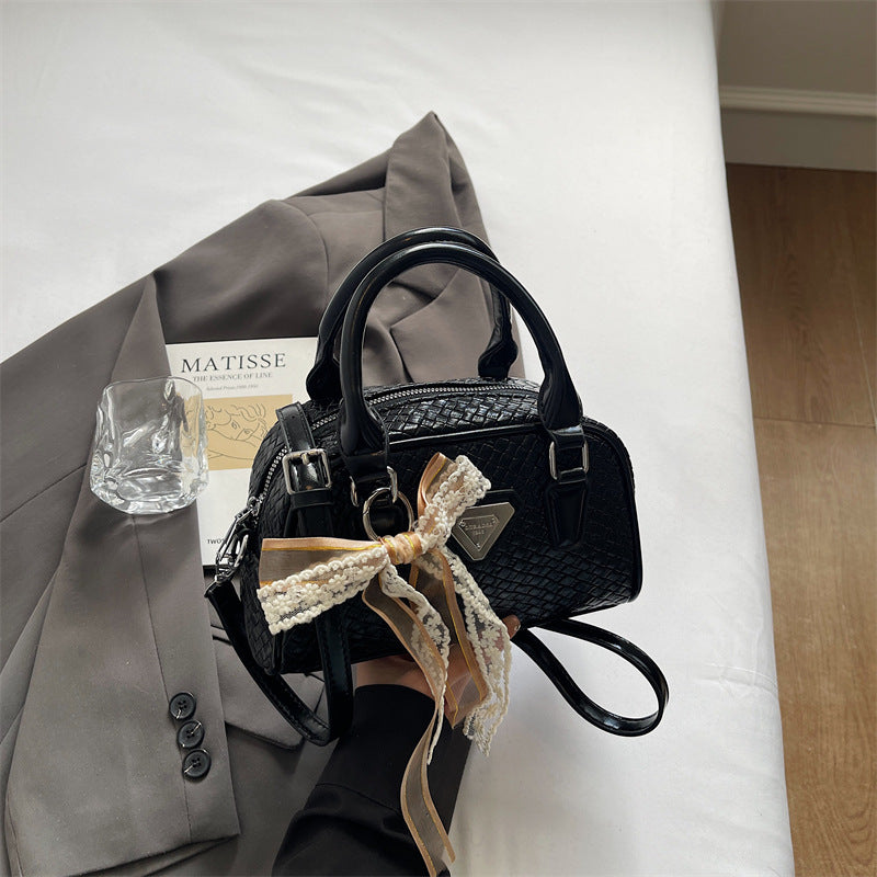 Retro small bag women 2025 new popular versatile messenger bag super fire portable bowling bag fashion shoulder bag