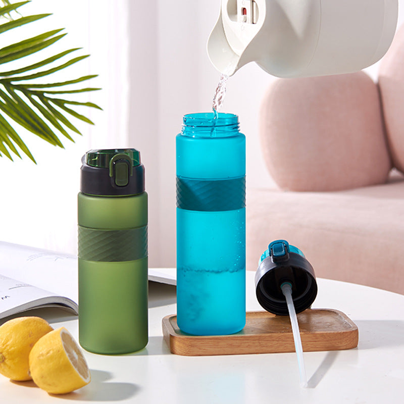 Factory-customized portable plastic water bottle, outdoor sports direct drink large capacity water jug, pop-up lid anti-scald space cup with straw
