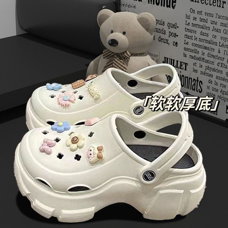 2026 cartoon thick sole crocs women's summer outwear new arrival indoor summer women's stomping on shit feeling non-slip sandals women's