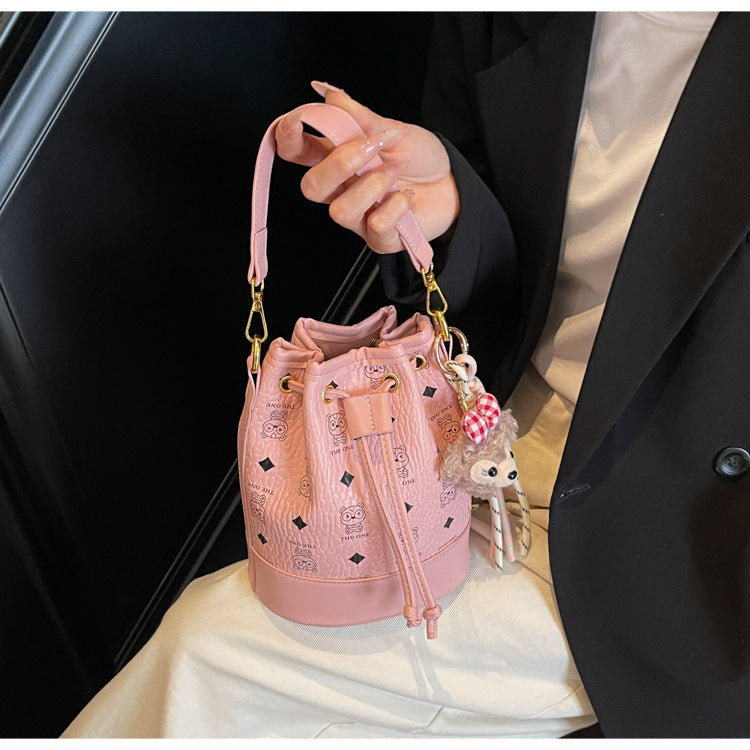 High-end fashion bucket bag  new large-capacity trend casual shoulder bag commuter versatile messenger bag women