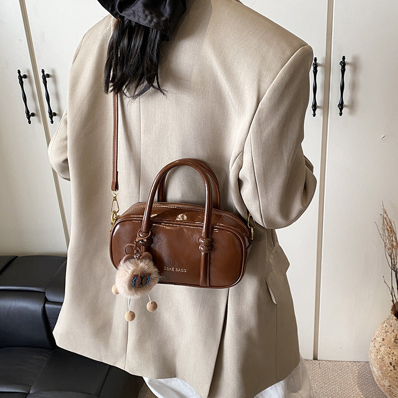 Fashion trendy hand carry small square bag 2025 winter new retro niche simple casual commuter messenger bag