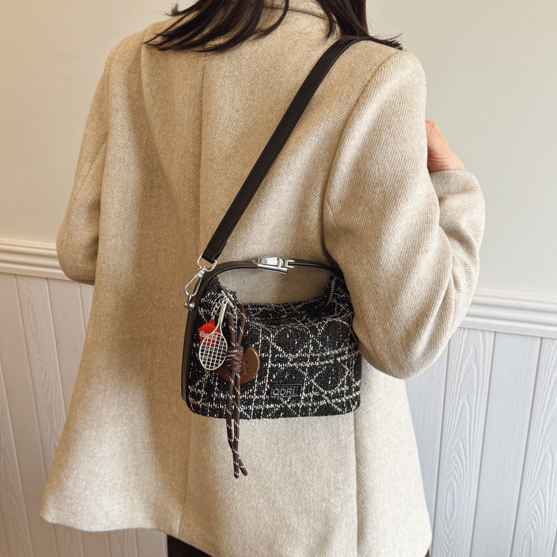 Retro woolen shoulder bag women's bag 2025 winter new foreign style ins commuter fashion chain messenger bag