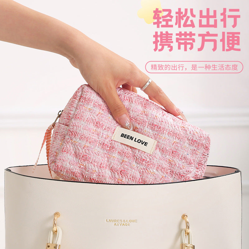 New hand-held cosmetic bag, portable high-value cosmetic storage bag, high-end toilet bag, women's mouth red envelope.