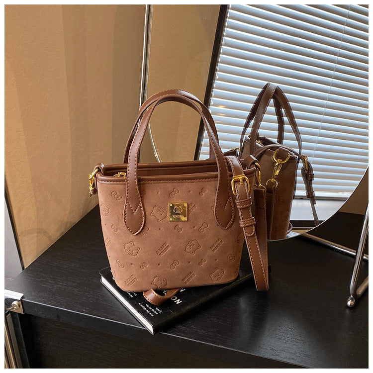 Simple and stylish crossbody bucket bag, 2025 autumn/winter vintage-inspired commuter casual bag, understated luxury niche handbag, shoulder bag
