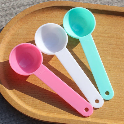 15ml plastic measuring spoon measuring spoon facial mask spoon feed fertilizer laundry detergent powder spoon filled with water 15g