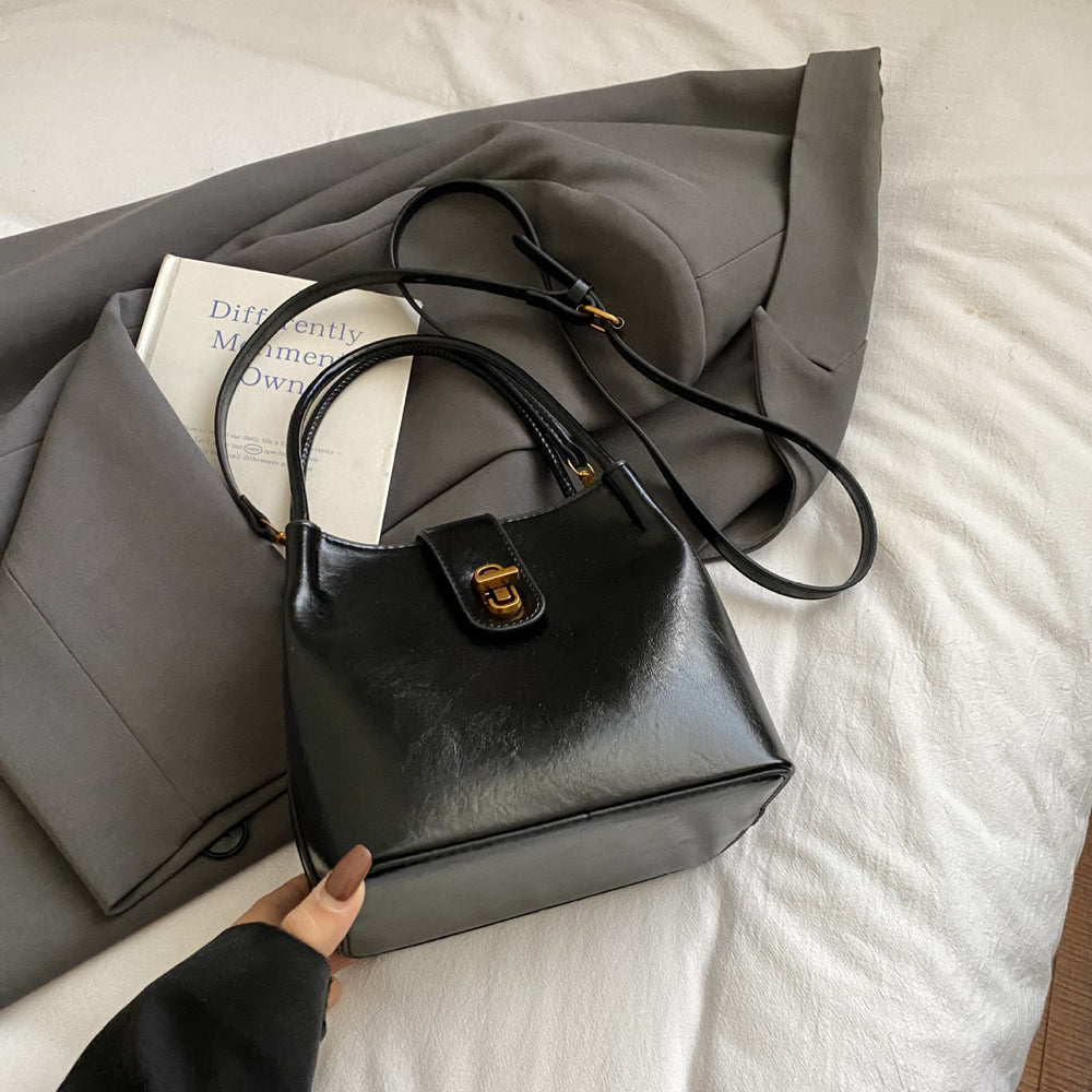 2025 fall/winter new women's bag: high-end small bag, vintage-inspired luxury handbag, versatile and stylish commuter bag