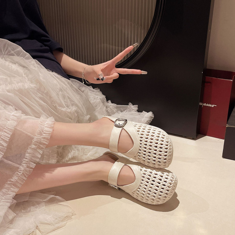 Casual and versatile closed-toe slippers: 2025 summer new fashion women's outdoor slides, hollow-out breathable flat half-slippers, ins style