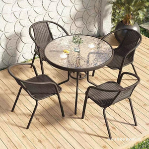 Outdoor table and chair set with umbrella, sunshade, perfect for outdoor cafes, bubble tea shops, and casual outdoor seating. features a wrought iron frame and rattan chairs, ideal for patios and gardens