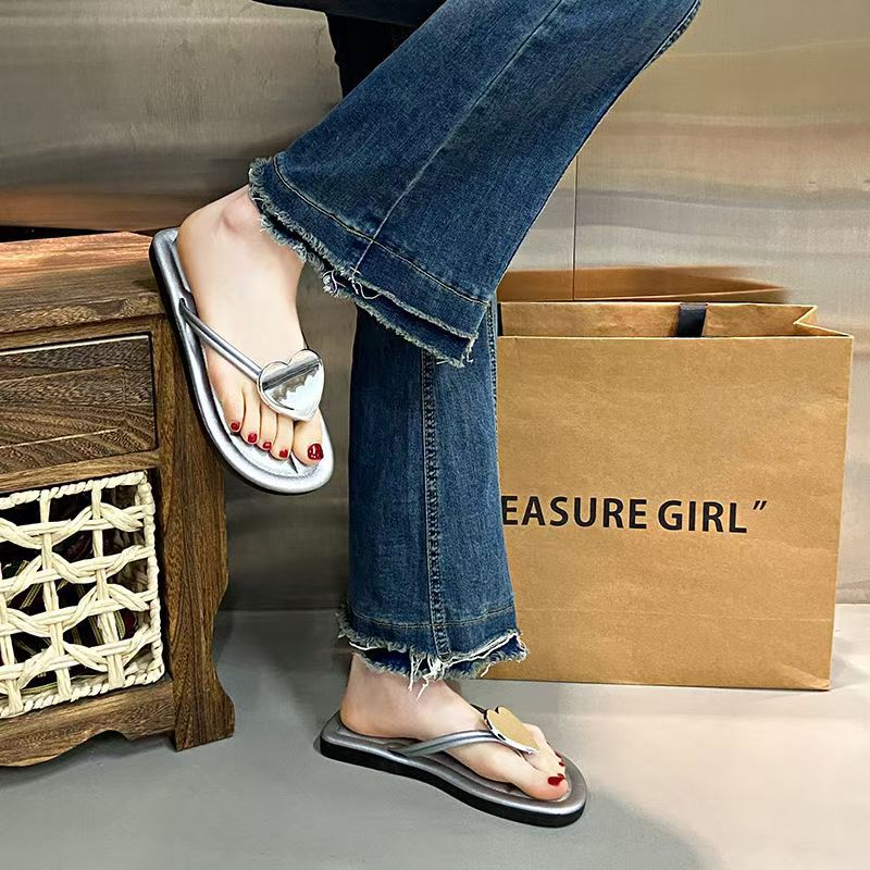 Women's flip-flops: flat, non-slip, lightweight, beach-ready, fashionable, versatile, heart-themed sandals - new summer 2025 collection for outdoor wear