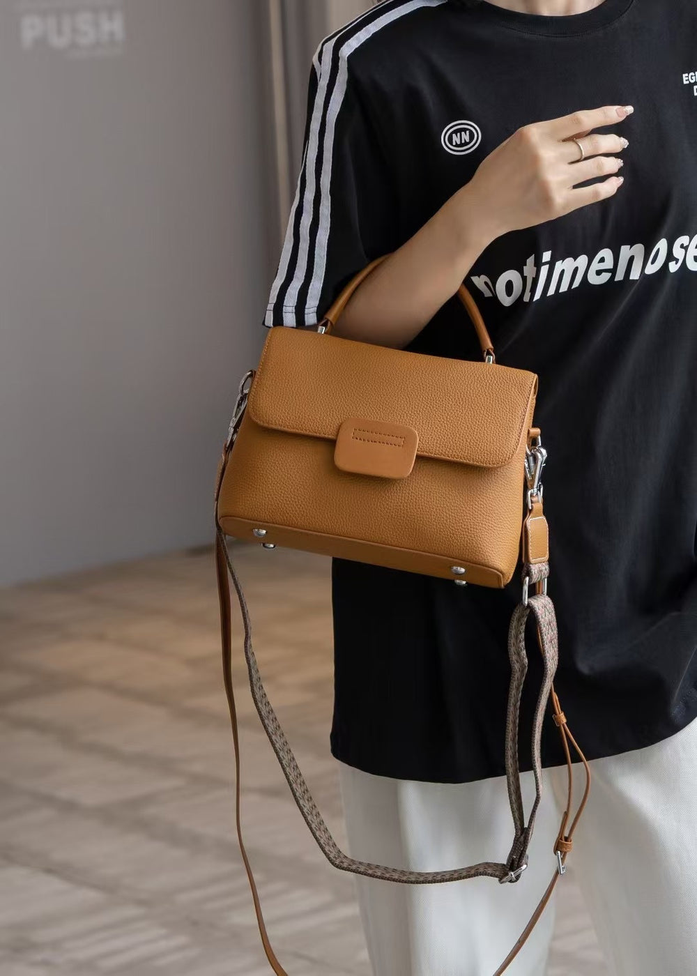Top-grain leather women's shoulder bag, crossbody bag, minimalist and stylish. classic shell bag design for women, featuring two shoulder straps, large capacity, and soft leather