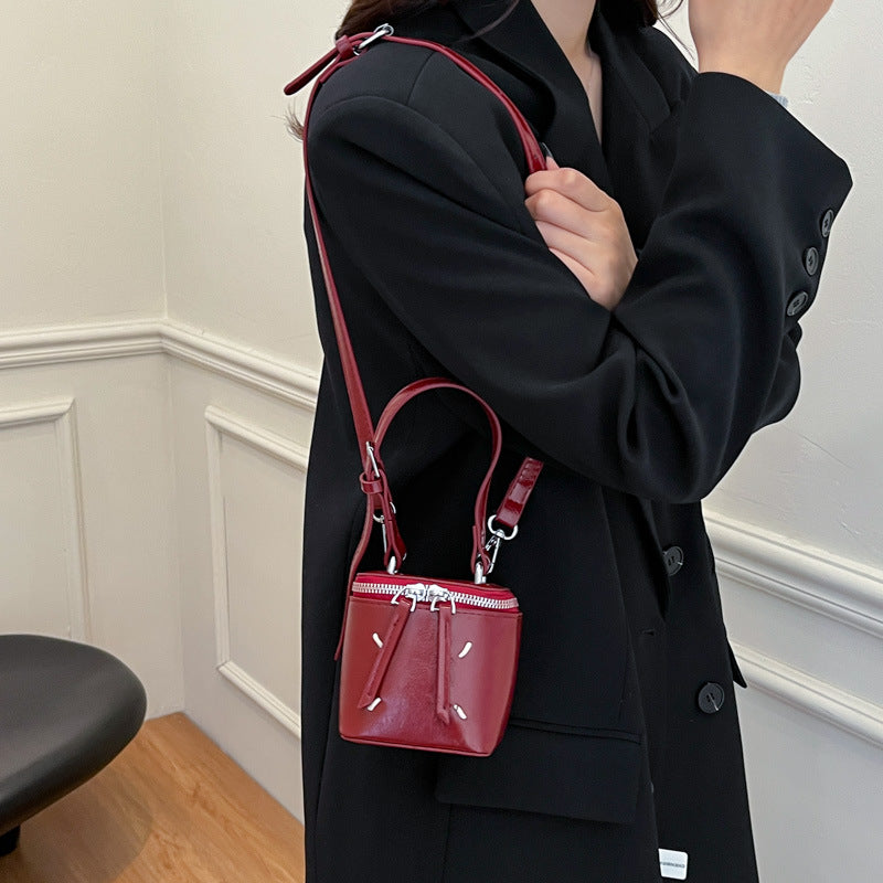 Fashion trendy portable bucket bag women's 2025 winter new simple casual shoulder bag high-end oblique span women's bag
