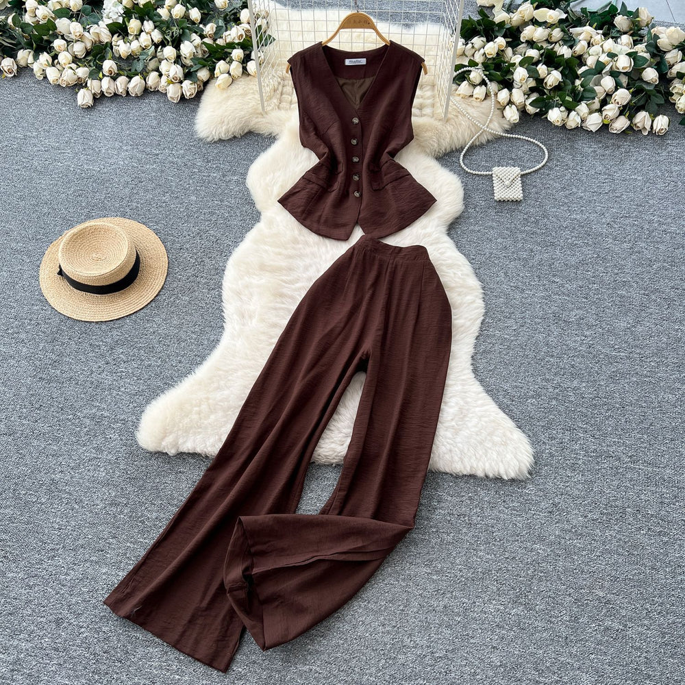 Vintage-inspired, effortlessly chic: sleeveless v-neck blouse & high-waisted, slim-fit, drapey trousers - a powerful summer set for women