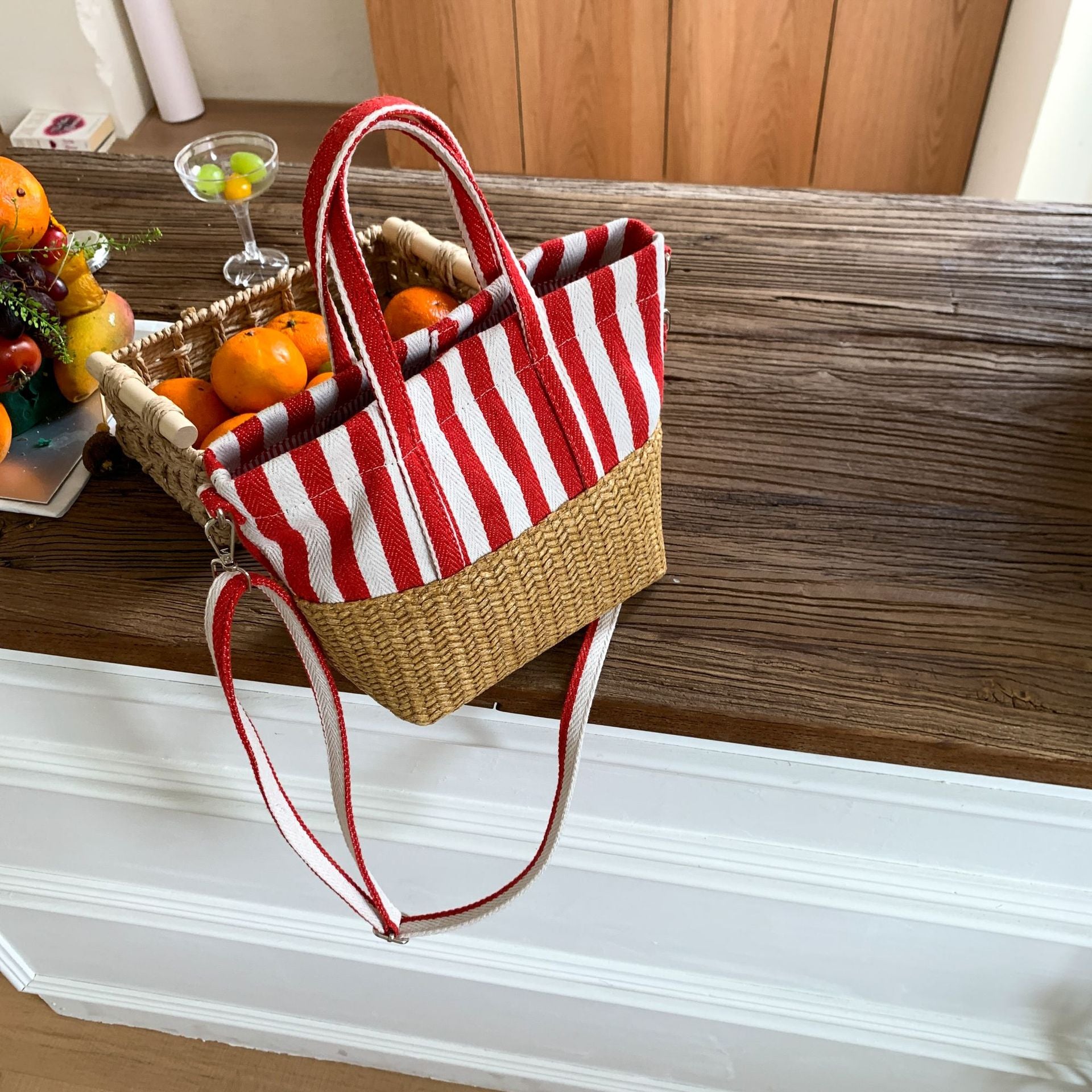 Striped handmade straw bag European and American fashion vegetable basket tote bag 2025 summer large capacity portable beach bag women