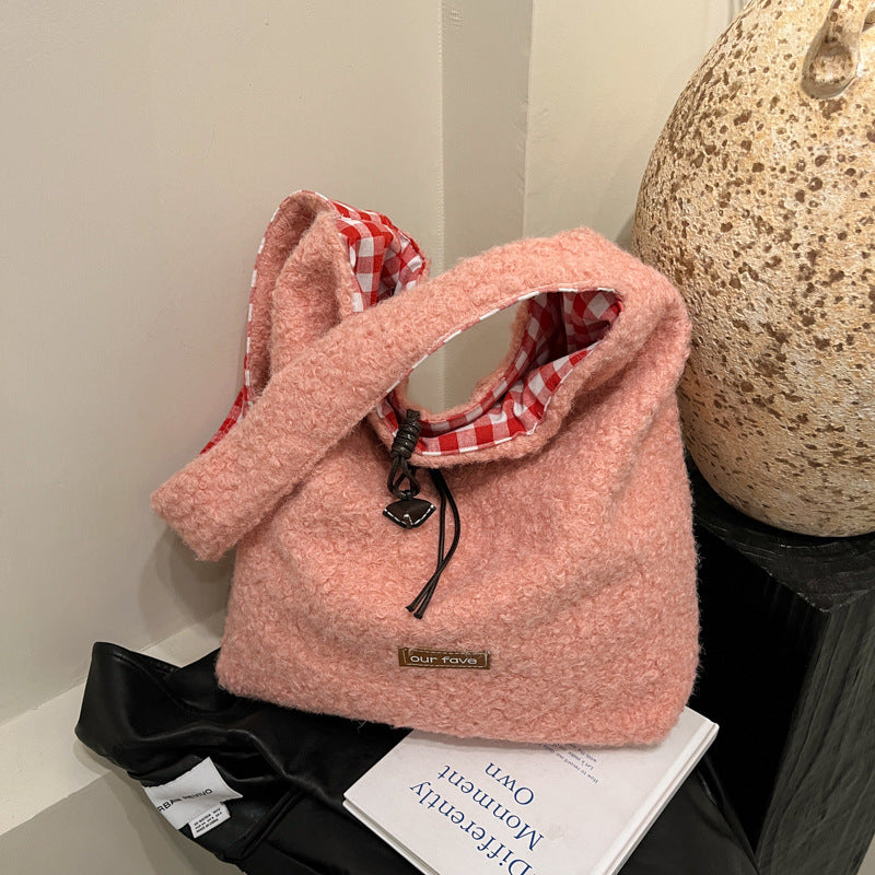 Gentle milk powder color wool bag fashion shoulder messenger bag autumn and winter new plush double-sided bag premium bucket bag