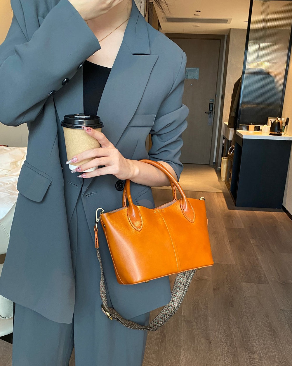 2025 fall/winter new collection: genuine leather crossbody tote bag for women - versatile, high-capacity, multi-compartment shoulder bag