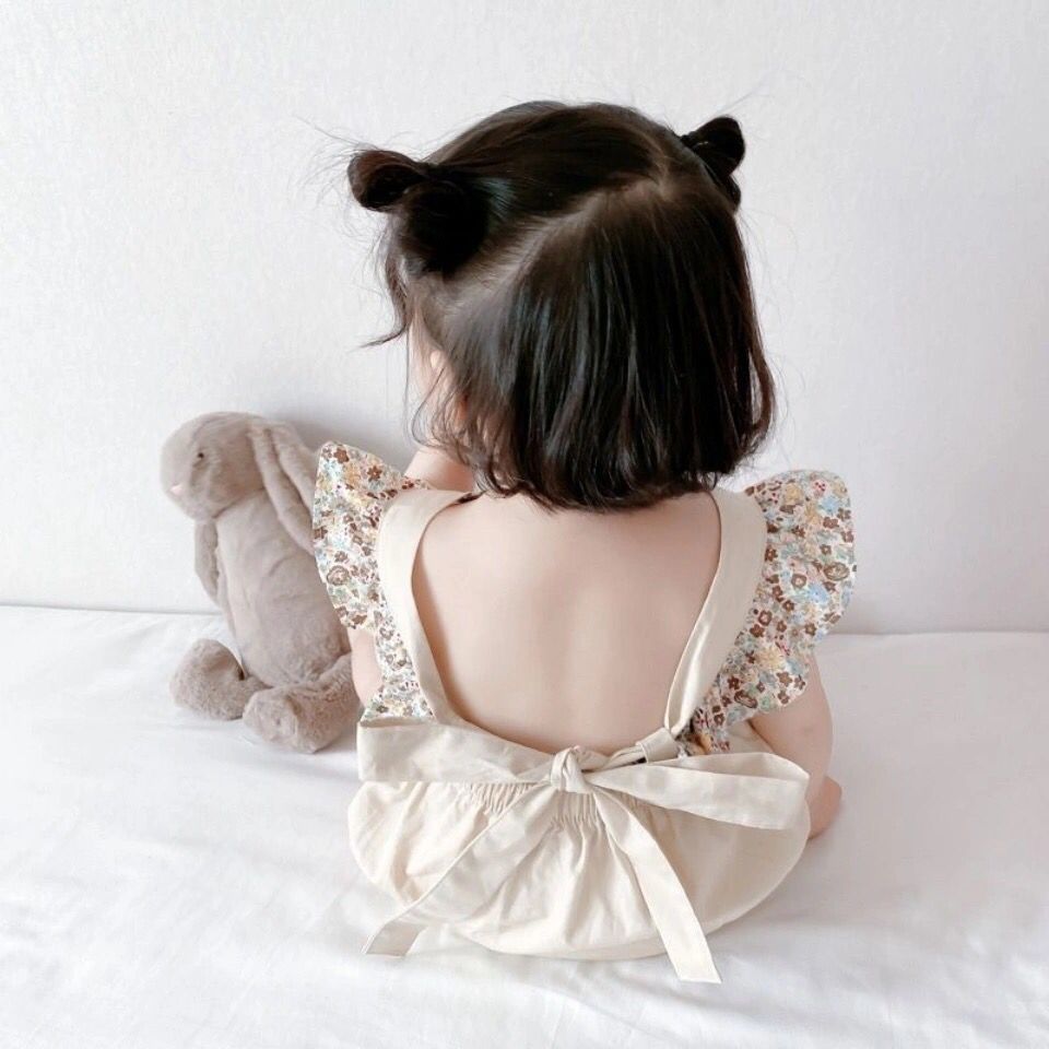 Infant and toddler summer lightweight romper, stylish floral print flutter-sleeve onesie for both boys and girls, perfect for outings – fashionable open-back design