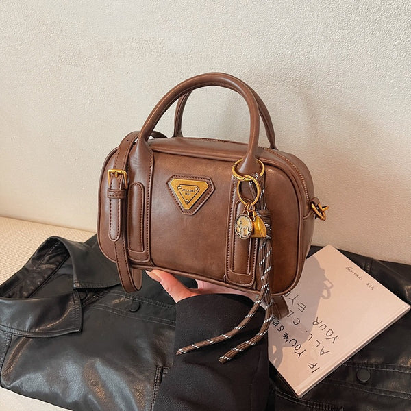 Winter retro portable red bag women's 2025 new fashion versatile small square bag simple versatile messenger bag
