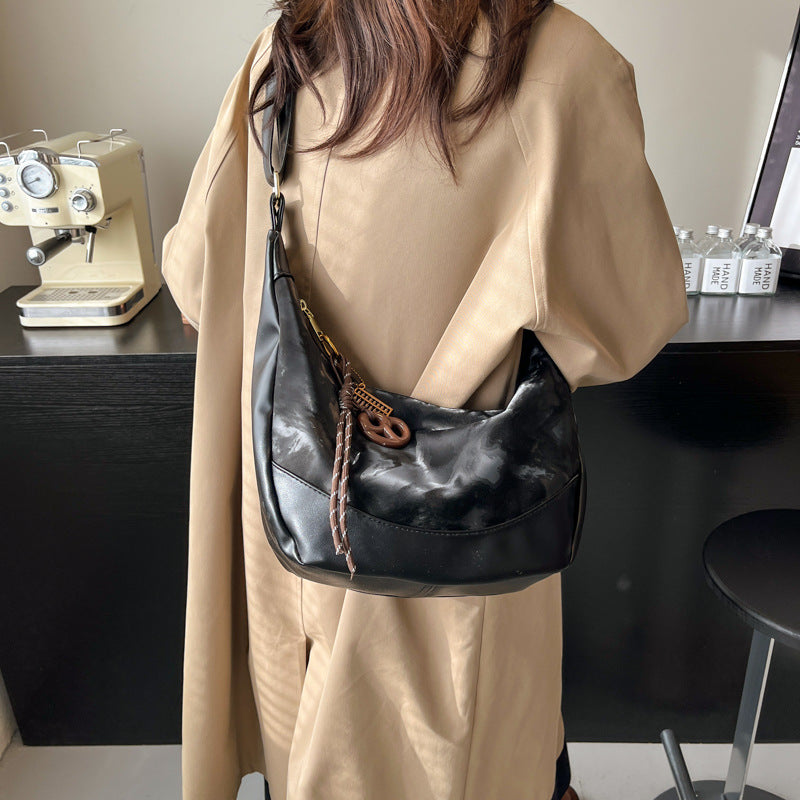 Casual commuter dumpling bag women 2025 new fashion simple large capacity messenger bag bear pendant shoulder bag