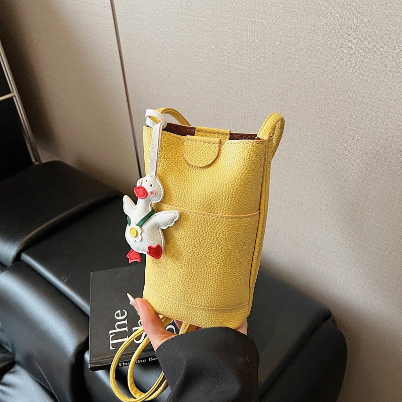 Small bag for  mobile phones Women's 2025 new fashion bucket bag Summer simple texture shoulder messenger bag