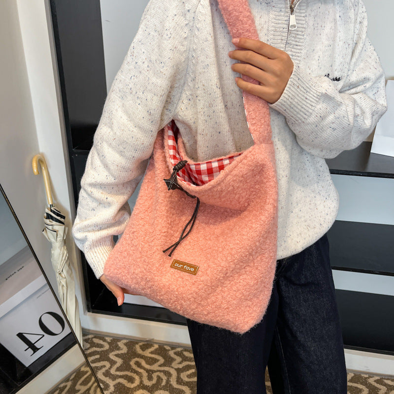 Gentle milk powder color wool bag fashion shoulder messenger bag autumn and winter new plush double-sided bag premium bucket bag