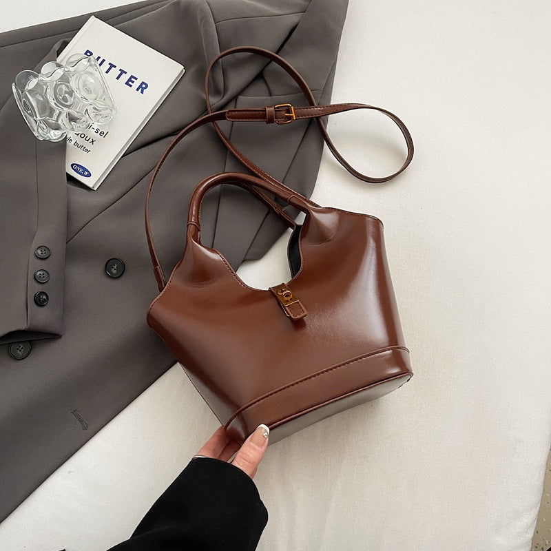 New products are hot, Korean niche retro portable bucket bag, women's casual versatile commuter premium messenger bag