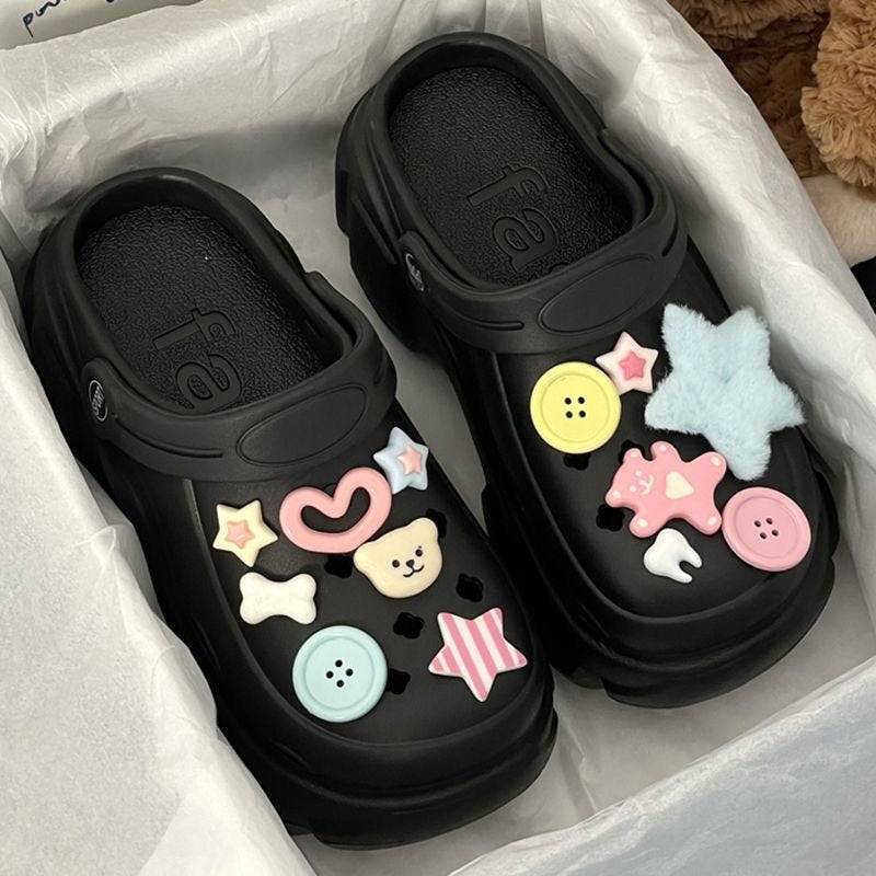 2026 cartoon thick sole crocs women's summer outwear new arrival indoor summer women's stomping on shit feeling non-slip sandals women's