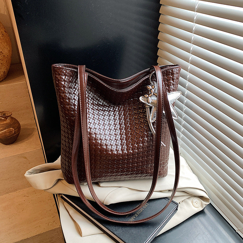 Cross-border popular bags this year, women's large-capacity 2025 new summer versatile casual shoulder messenger bag bucket bag