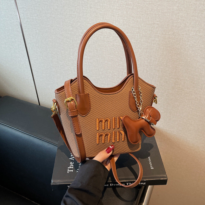 Fashion bags women's new models are popular this year, foreign-style portable shoulder bags, Korean version of casual commuting versatile messenger bags