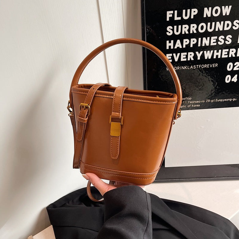 Commuter to work Hand carry bucket bag 2025 niche trendy messenger bag women's winter new fashion casual shoulder bag