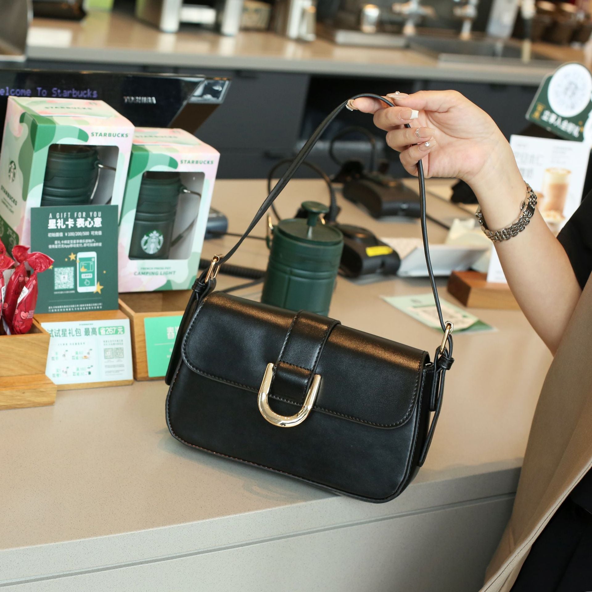 European and American business elite baguette bag 2025 summer high sense Internet celebrities with the same crossbody armpit bag PU leather shoulder bag