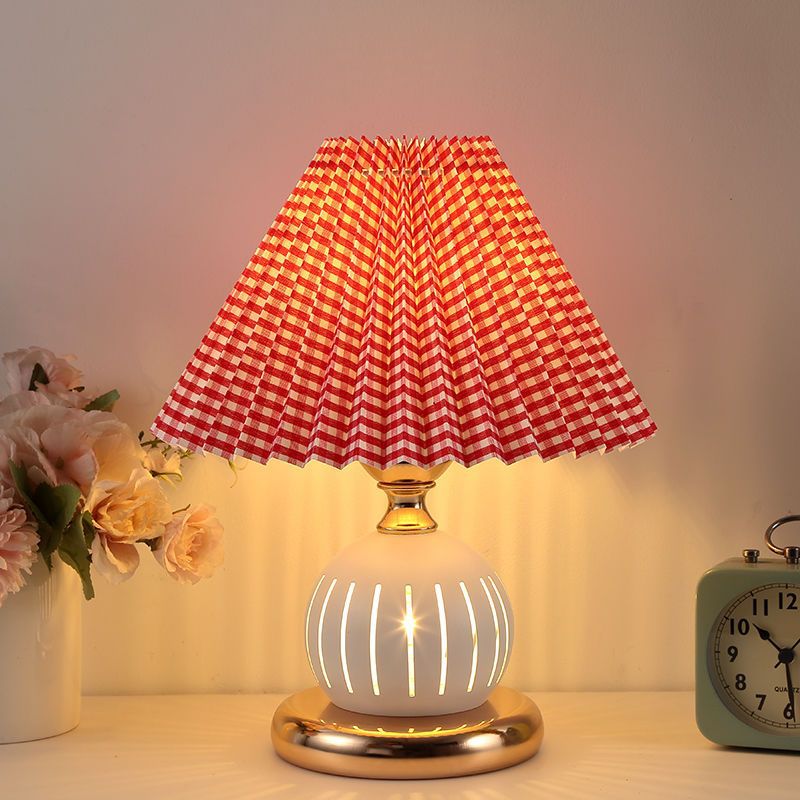 Table lamp bedroom ins girl bedside night light Nordic retro pleated gift Internet celebrity table lamp wedding feeding lamp