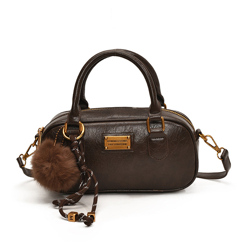 Bowling bag women's new models are popular this year, fashionable retro casual commuting shoulder bag, high-end messenger bag