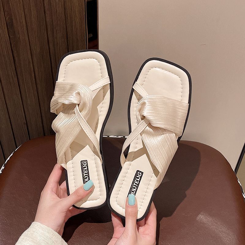 High sense French Internet celebrity 2024 new niche super fire with skirt sandals small fragrant slippers women's spring wear