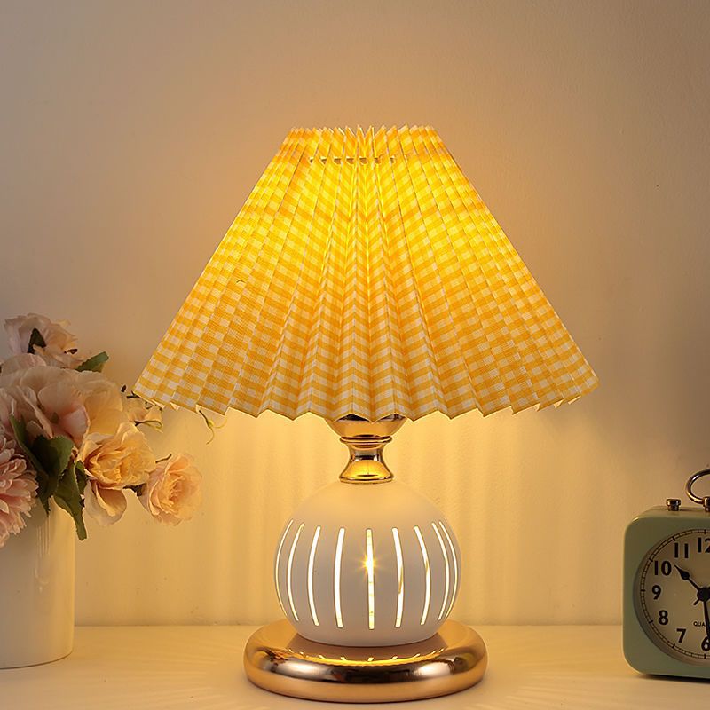 Table lamp bedroom ins girl bedside night light Nordic retro pleated gift Internet celebrity table lamp wedding feeding lamp