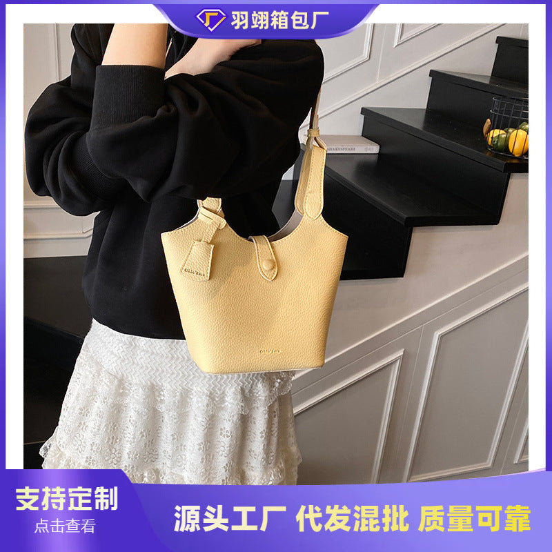 Cross-border clear sky walk goose yellow bucket bag female 2025 super fire spring and summer portable messenger bag factory delivery