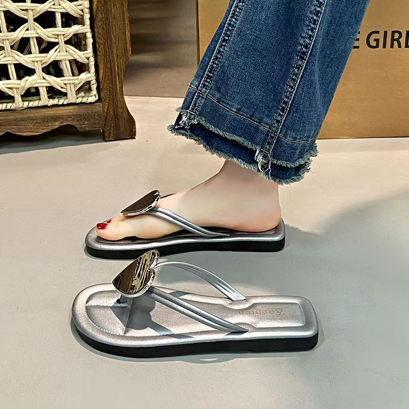 Women's flip-flops: flat, non-slip, lightweight, beach-ready, fashionable, versatile, heart-themed sandals - new summer 2025 collection for outdoor wear