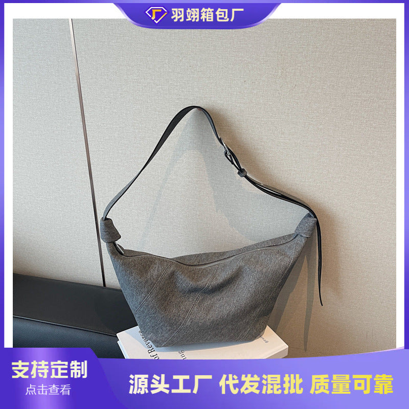 Cross-border solid color dumpling bag 2025 new Korean version fashionable simple shoulder bag niche temperament commuter messenger bag