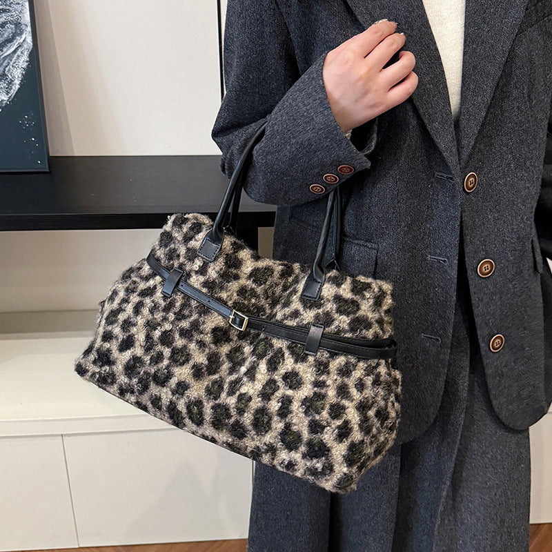 Retro casual European and American fashion personalized handbag 2025 autumn and winter new trend leopard print shoulder messenger bag