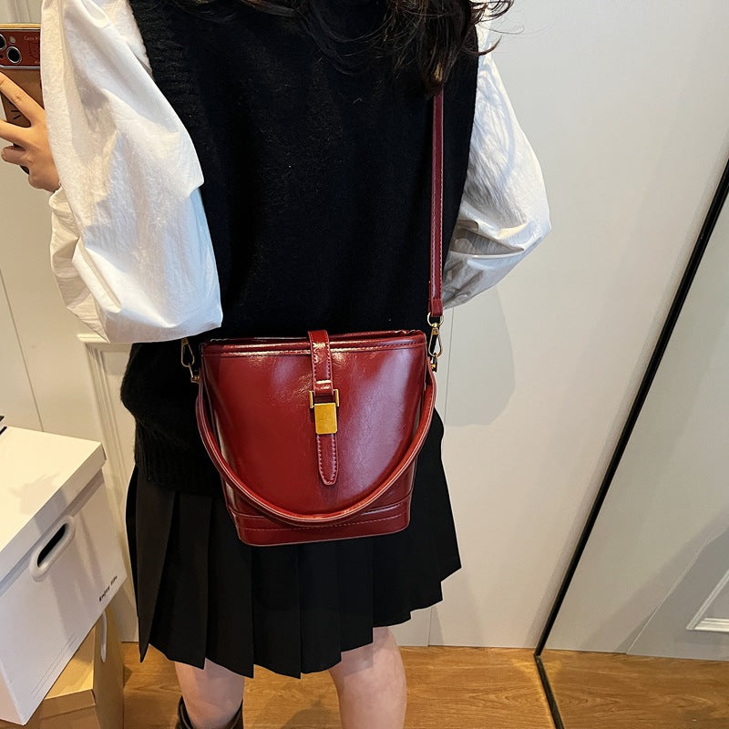 Commuter to work Hand carry bucket bag 2025 niche trendy messenger bag women's winter new fashion casual shoulder bag
