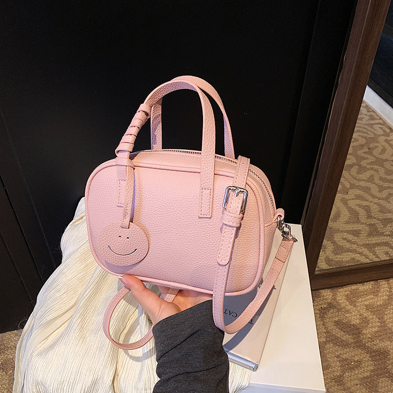 Fashion shoulder bag new simple casual commuter messenger bag  Korean version of high-end sense foreign versatile bag women