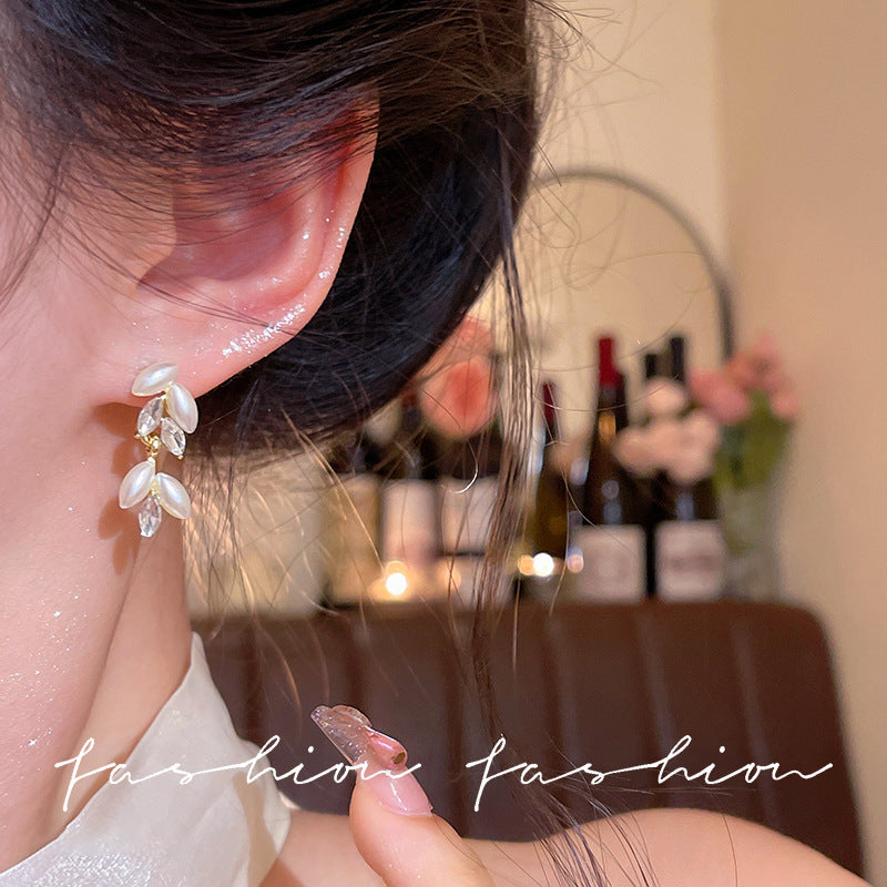 French-style, ultra-sparkly zircon wheat ear tassel earrings. unique design, high-end aesthetic, subtly luxurious, fashionable, and versatile ear accessories