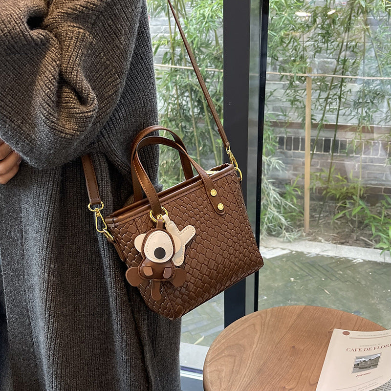 Simple foreign style portable bucket bag women's new fashion woven shoulder messenger bag contrasting color commuter small bag